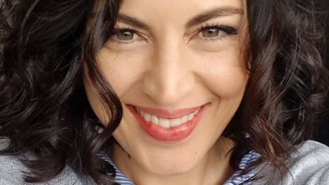 Една година след като слезе от екран чаровната Деси Стоянова