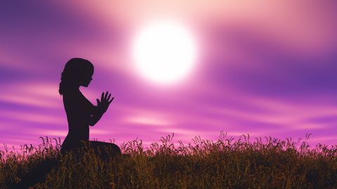 Луната като най близък небесен спътник на Земята оказва значително