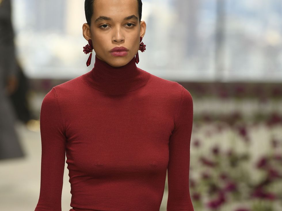 Как най-добре да носим червеното през останалата част от зимата: 6 предложения от подиумите