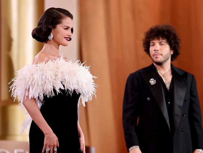 Бременна ли е Селена Гомес: Певицата зашемети с изискана визия на наградите "Златен глобус"