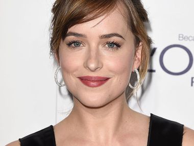 Минимализмът, който съблазнява: Дакота Джонсън за Calvin Klein