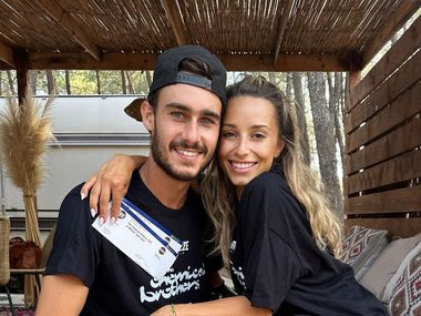 Антоанет Пепе най-после показа закръгленото си коремче (Снимки)