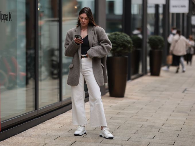 Как да носите бели дънки през пролетта? Топ 5 ярки идеи за градски аутфит