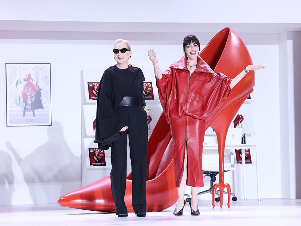 Всички визии, които Ан Хатауей и Мерил Стрийп избраха за турнето на „Дяволът носи Прада 2“