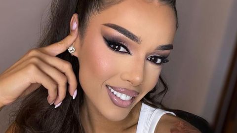 Фолкдивата Диона продължава да изчиства имиджа си след като няколко