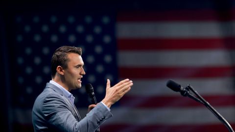 Вдовицата на Чарли Кърк държеше броеница в ръка докато махаше