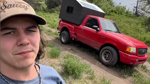 Сет който е на 21 години води номадски начин на