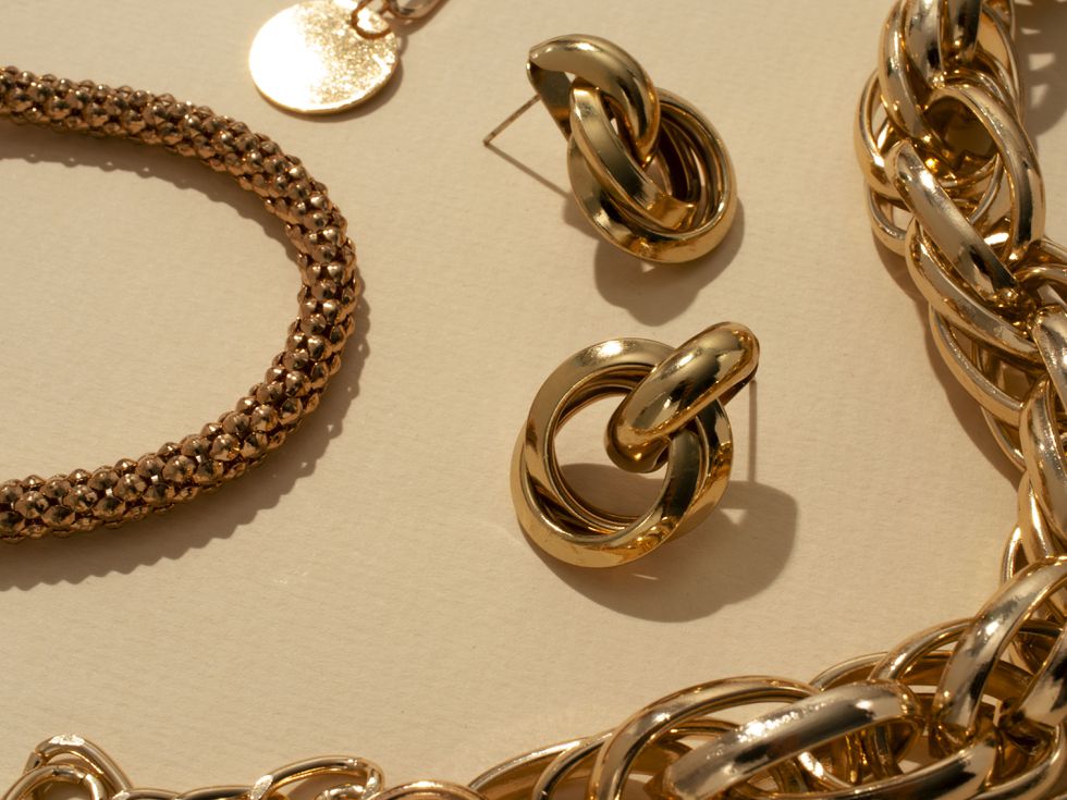 Бижута за Нова година 2026: Какво да носим и какво да избягваме във вълшебната нощ