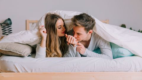 Заспиването в прегръдките на партньора е навик който помага за