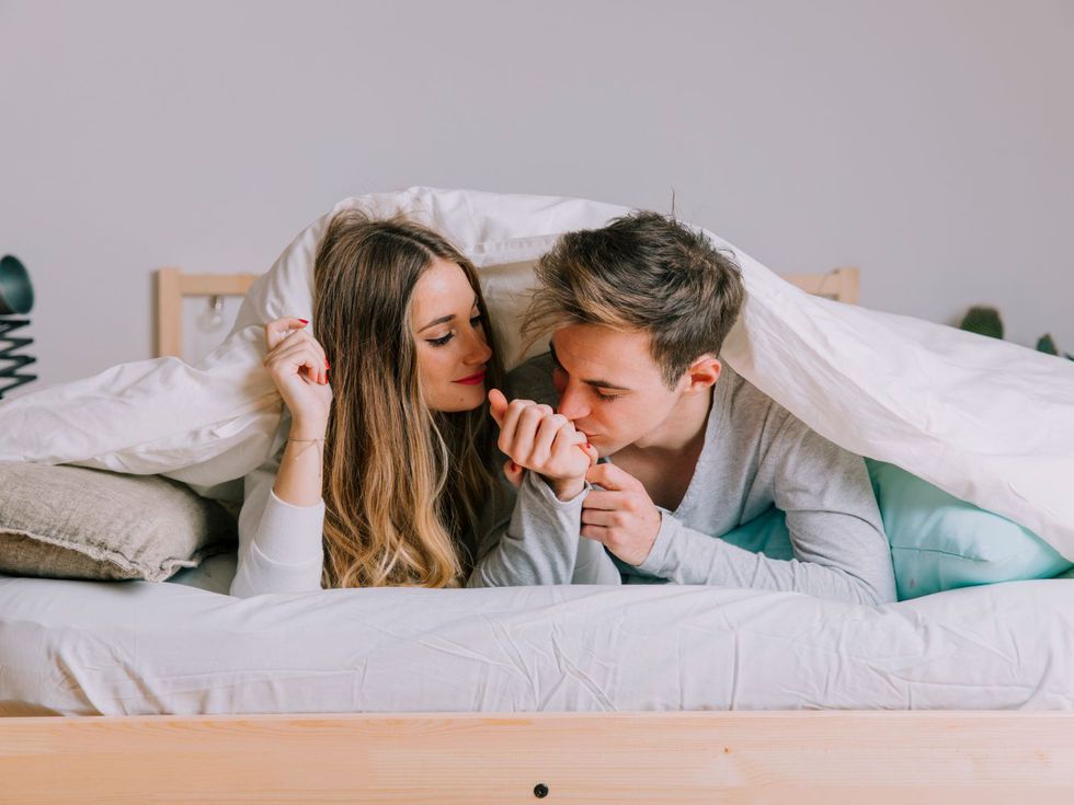 Гушкането преди лягане е полезно за връзката