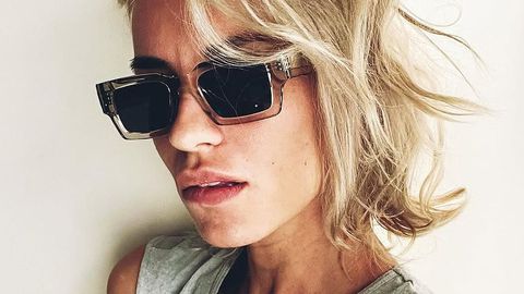 Лято е С аромат на море Слънцето прижуря вълните се