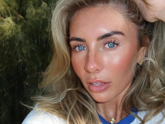 Звезда от OnlyFans, спала с над 1000 мъже, роди в болницата на кралското семейство