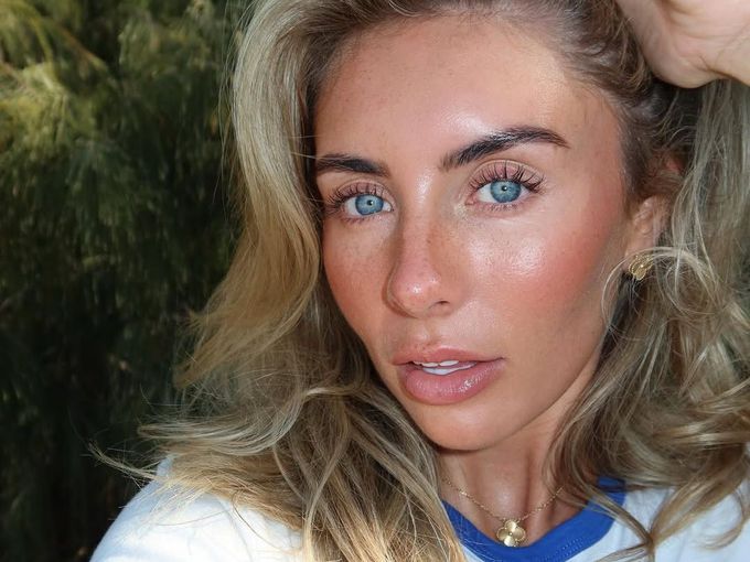 Звезда от OnlyFans ще продаде на търг името на бебето си