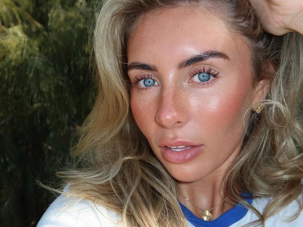 Звезда от OnlyFans ще продаде на търг името на бебето си