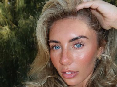 След маратона с над 1000 мъже: Бони Блу е готова за сериозна връзка с фен