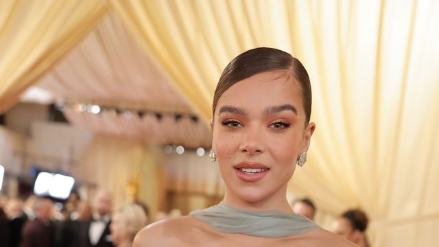 Хейли Щайнфелд изглеждаше като мечта в рокля на Elie Saab Couture, включваща златни флорални декорации на бюста и китките и с дълъг до земята шал на врата