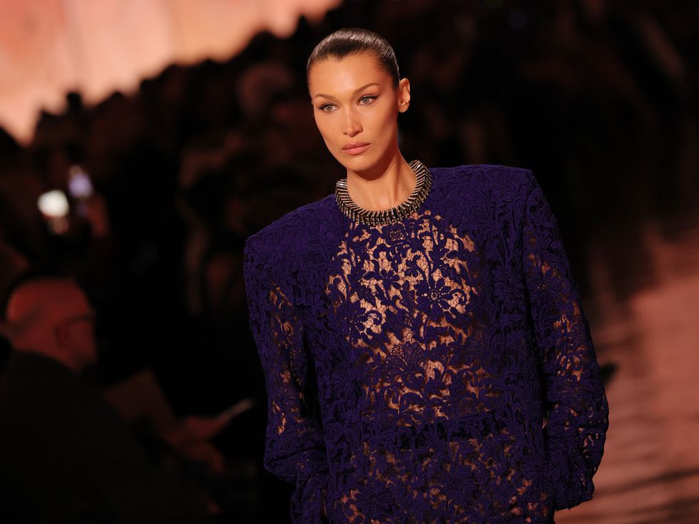 Елегантна драматичност: Kолекция Saint Laurent есен-зима 2025/26