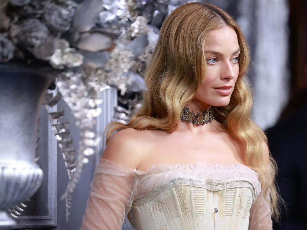 Какво се случва с Марго Роби? Драстичната ѝ промяна на Седмицата на модата в Париж разтревожи феновете