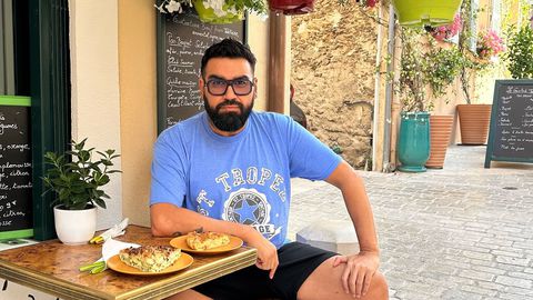 Азис който в момента е на почивка в Сен Тропе