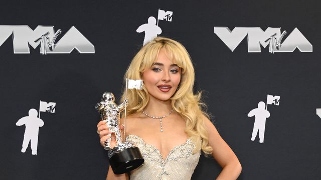 Сабрина Карпентър в архив на Bob Mackie и бижута De Beers; Снимка: Getty Images