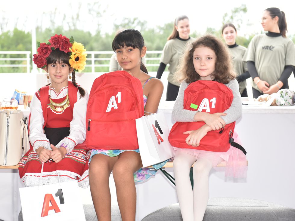 С нови таблети, раници, тетрадки и помагала от А1 270 деца от приемни семейства започнаха новата учебна година