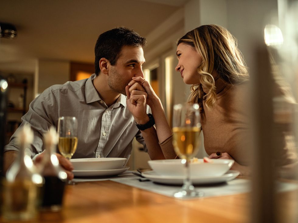 Той трябва да ме черпи, а аз – да бъда щастлива: Откъде идва този сценарий и защо е опасен