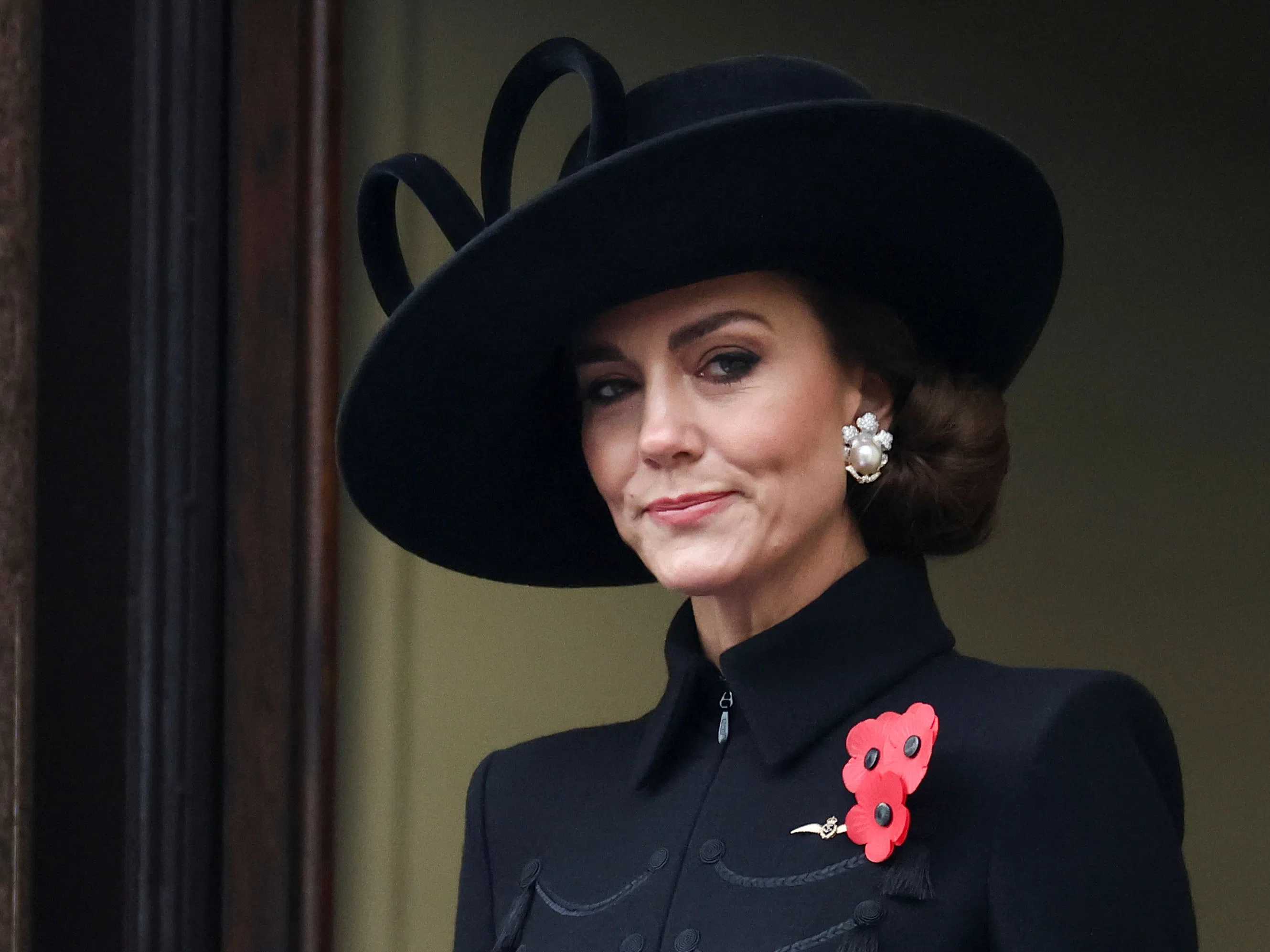 Да се потопим в историята: Защо кралското семейство носи макове през ноември?