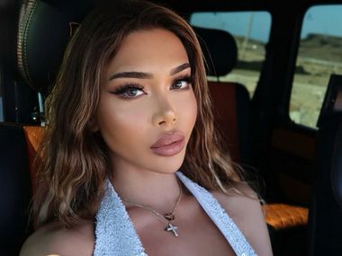 Далеч от "Ергенът: Любов в рая": Шермин празнува с красивата си майка в Лондон (Снимка)