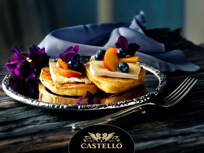 Палачинки с боровинки и бри Castello®