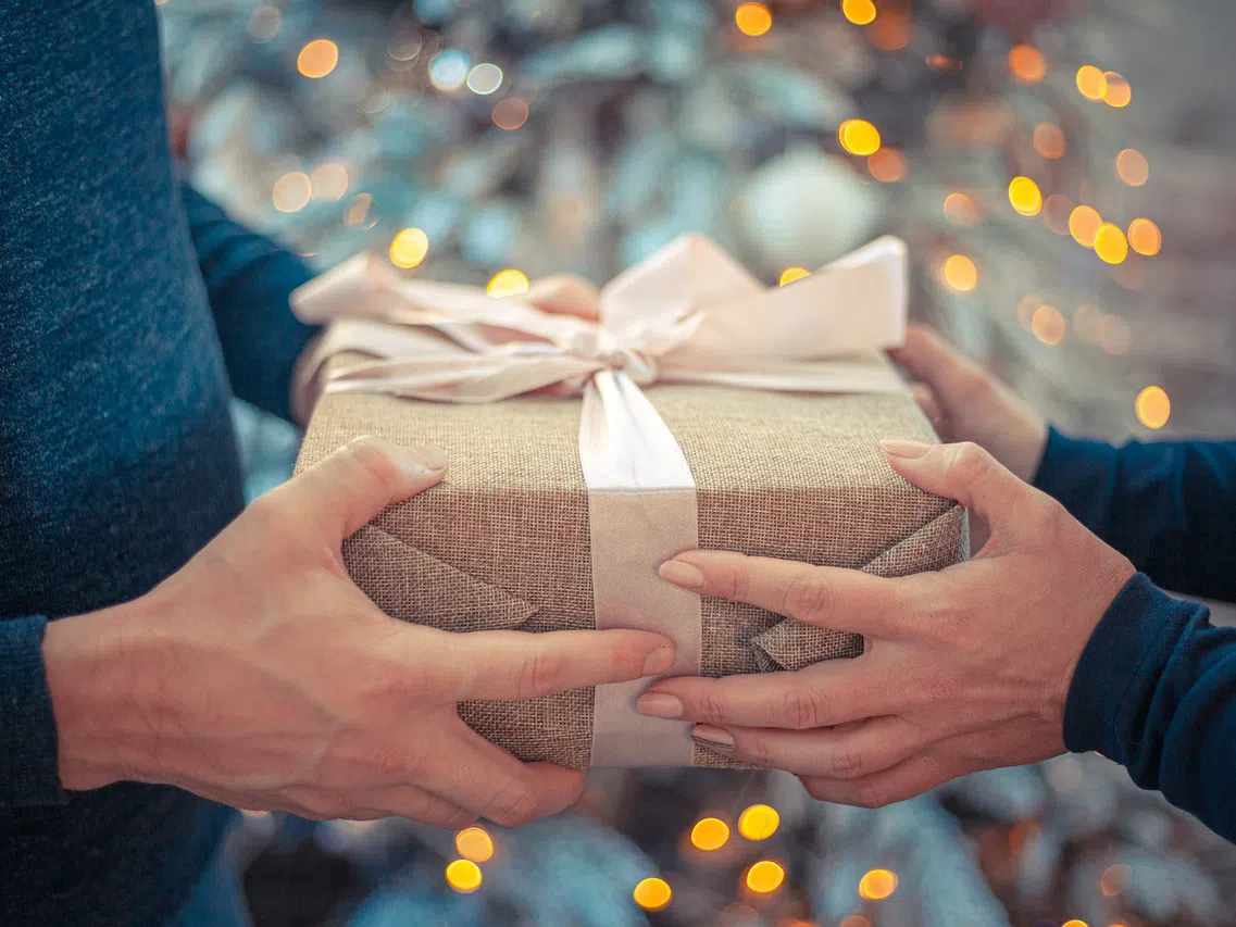 Избягвайте ги за Коледа: 7 забранени подаръка, които ще донесат неприятности у дома и ще съсипят живота ви