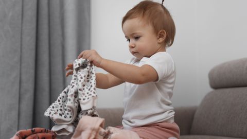 Психологическото съзряване и осъзнатите действия по обличане на дрехи обикновено