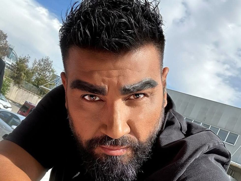 Азис показа документите си за брак