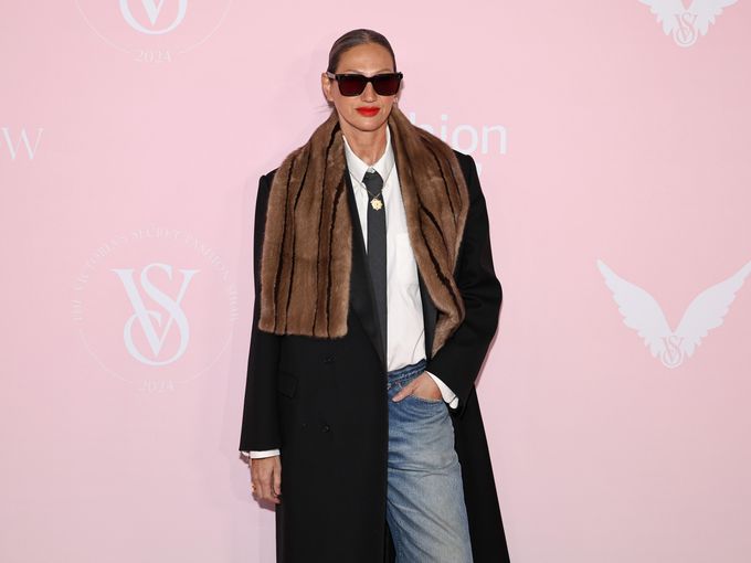 Кожени шалове: Как да носим най-модерния аксесоар на сезона