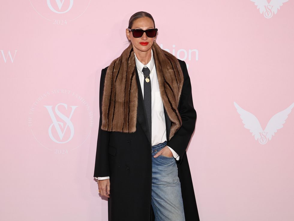 Кожени шалове: Как да носим най-модерния аксесоар на сезона