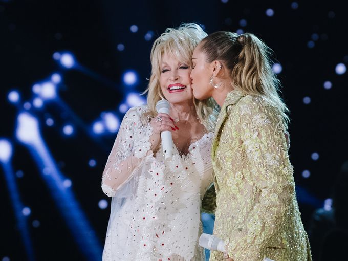 Как Доли Партън „спасила Майли Сайръс от наркотиците“ – историята зад тяхната силна връзка