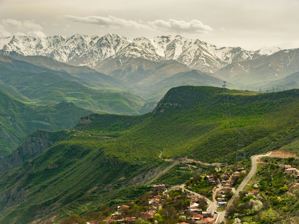 Река тече нагоре, а предмети се търкалят по баир: как изглежда едно от най-аномалните места на Земята