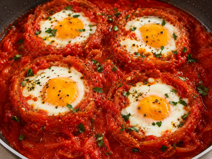 Вкусът на Италия: Рецепта за яйца в пикантен доматен сос