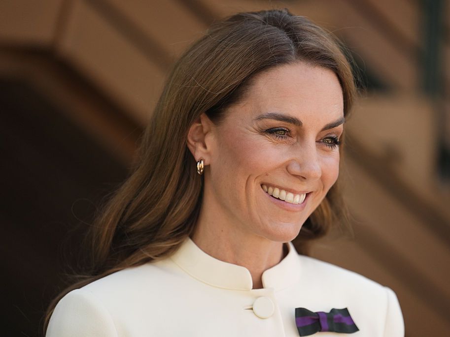 Класиката винаги печели: Кейт Мидълтън триумфира на червения килим на наградите БАФТА