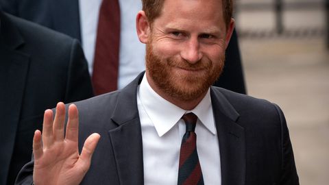 Докато наблюдателите на кралското семейство се надяват на помирение между