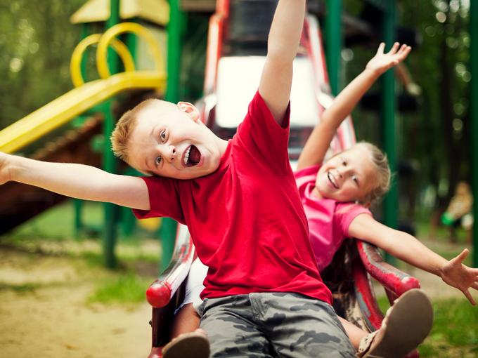 Playborhood: Трендът в родителството, от който децата ни, обсебени от екраните, всъщност имат нужда