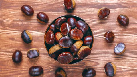 С настъпването на есента улиците се покриват с блестящи кафяви