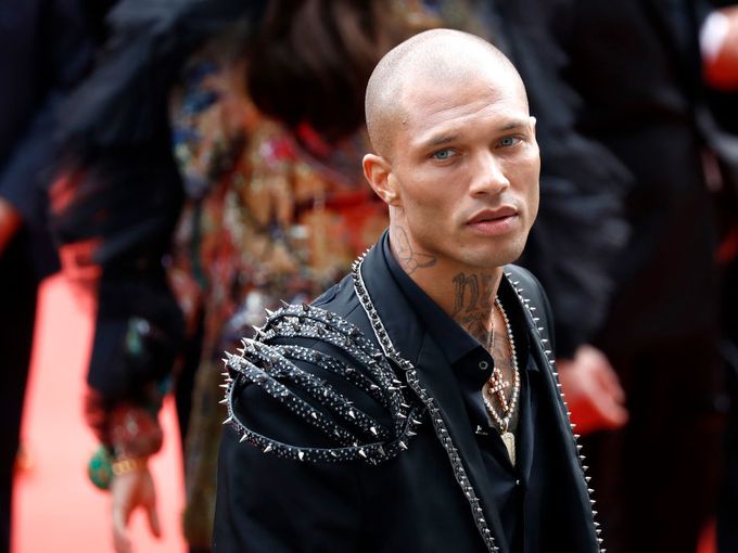 От ареста до модна икона: Историята на „Най-красивият затворник в света“, който днес е милионер