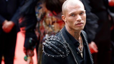 След като снимката му от полицейското досие стана вирусна и