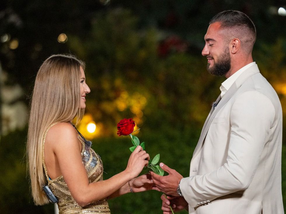 Неочакван обрат в "Ергенът: Любов в рая": Вижте коя красавица върна Краси в играта (Снимки)