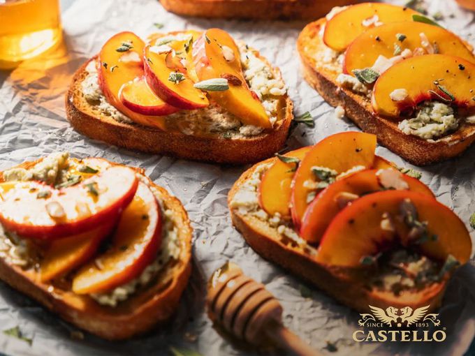 Тост с праскова и синьо сирене Castello®