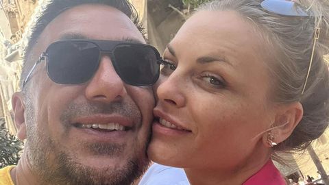 Половинката на попфолк изпълнителя Константин е преподавателка в Нов Български