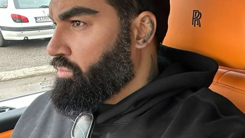 Азис е в поредното си житейско приключение и изглежда вдъхновен