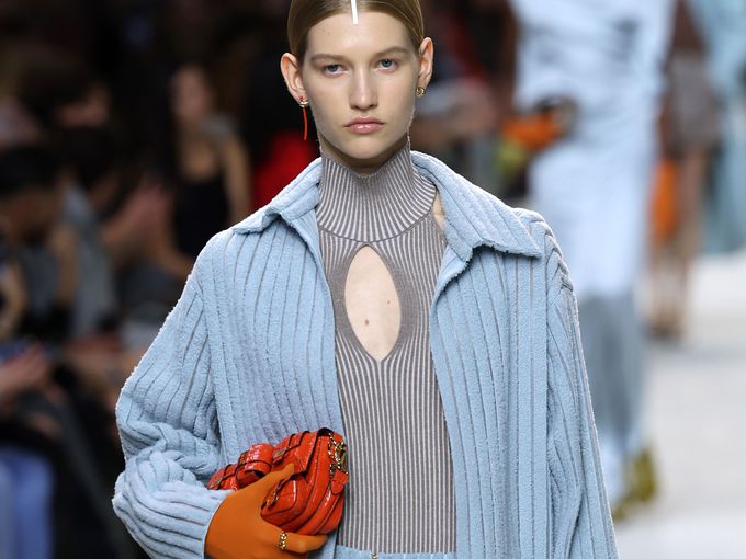 Мини чантата: Задължителният аксесоар, който трябва да имате през 2026 г.