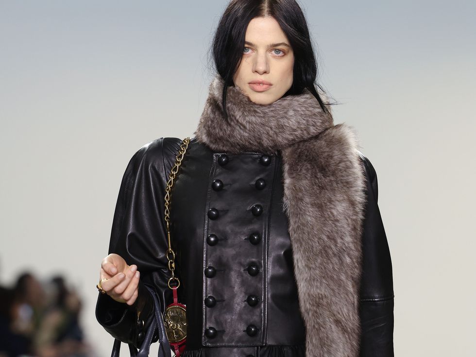 Кожената яка: Задължителният аксесоар за всяка визия за студеното време