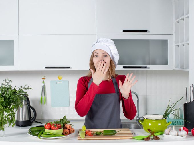 Без химически препарати: Как да се отървем от натрапчивата миризма на пържен лук в кухнята?